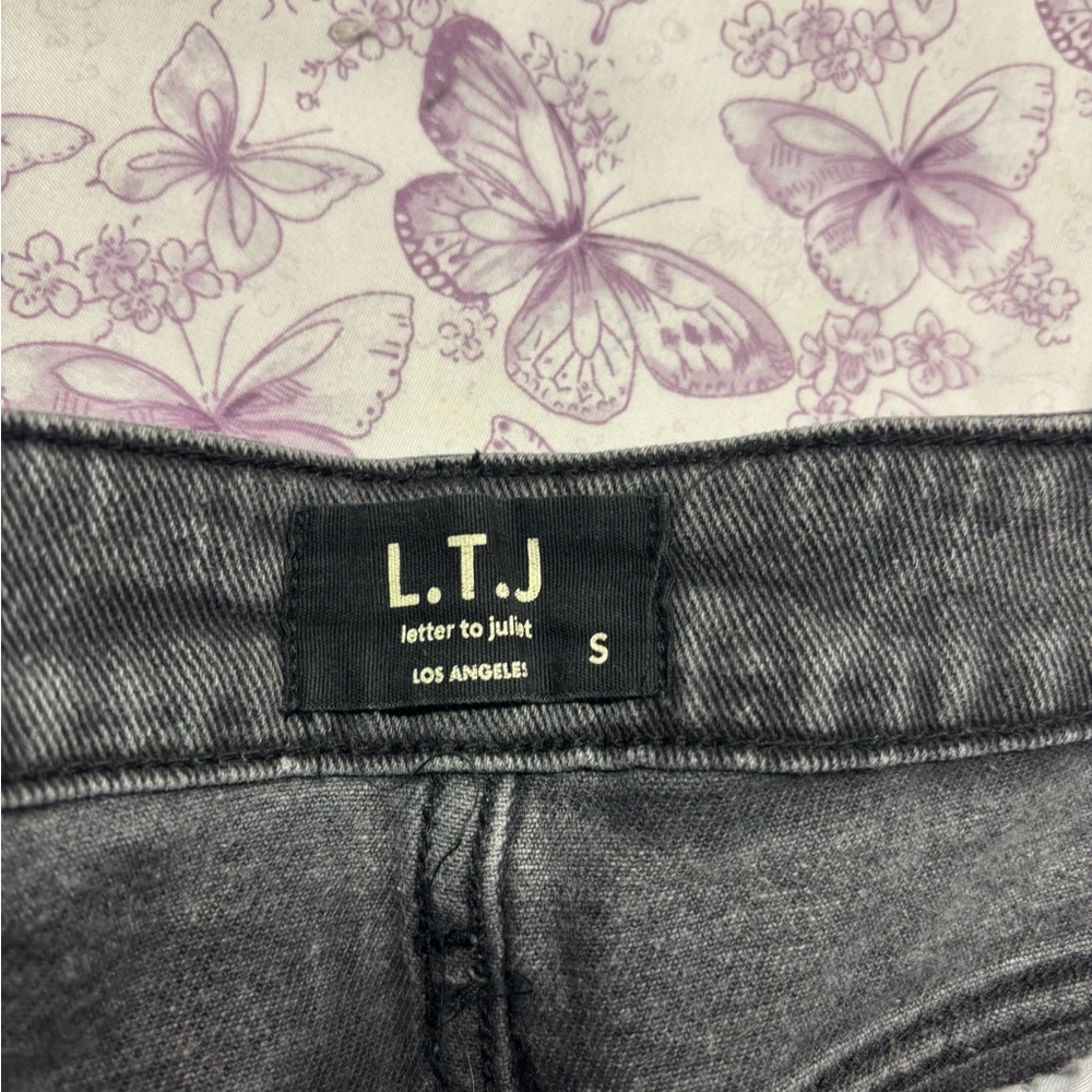 🍄Gray Distressed Denim Jean Shorts - Picture 2 of 2